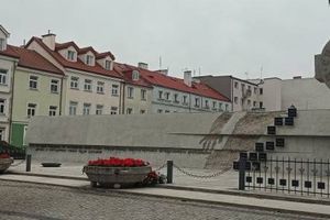 Odnowiono Pomnik 13 Straconych w Płocku