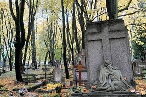 Ratusz stoi na cmentarzu
