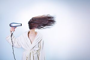 Jak pielęgnować włosy, aby zapobiegać wypadaniu?