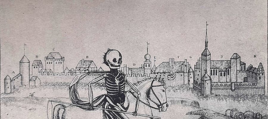 Epitafium burmistrza Kętrzyna Fryderyka Spillera, który padł w 1625 roku ofiarą dżumy. Przedstawiało jadącą na koniu śmierć na tle Kętrzyna. Przedstawiało, bo zaginęło po 1945 roku.