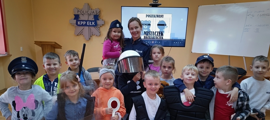 wizyta dzieci z przedszkola Lolek u ełckich policjantów; 3 X 23 r.