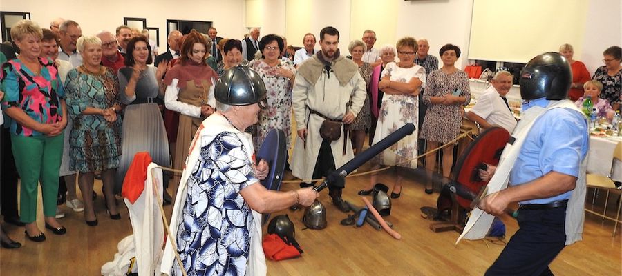 Walki rycerskie na wesoło podczas Dnia Seniora w Mszanowie