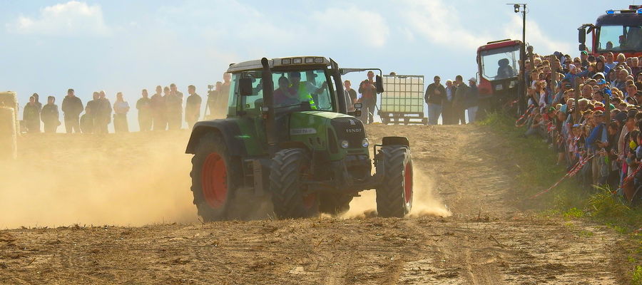 Traktory na trasie wyścigu w Janówku