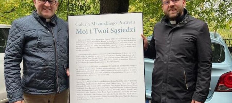 Ks. Adrian Lazar ( z prawej) proboszcz parafii ewangelickiej w Szczytnie przekazał wystawę ks. Marcinowi Pyszowi 