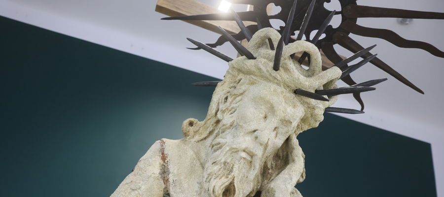 Rzeźba Chrystusa Frasobliwego z kaplicy Boimów we Lwowie prezentowana po zakończeniu prac konserwatorskich 