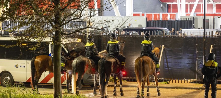 Policja wokół stadionu po meczu AZ Alkmaar - Legia Warszawa