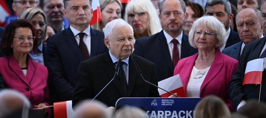 Prezes PiS Jarosław Kaczyński (C) podczas spotkania z mieszkańcami w G2Arena w Jasionce. /