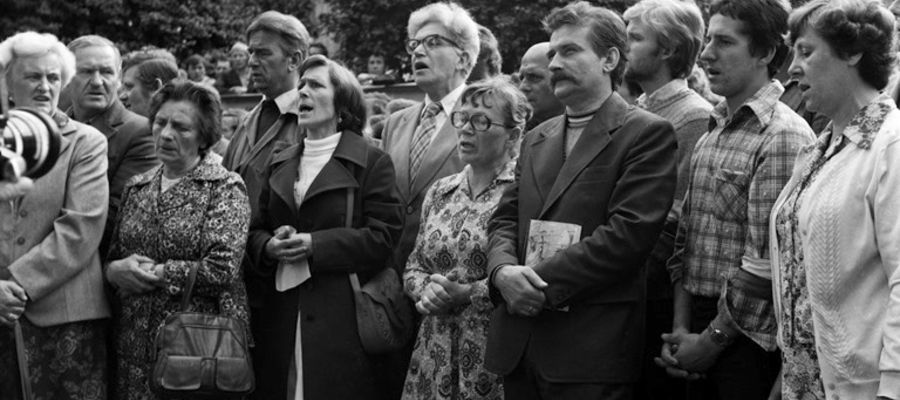 Lech Wałęsa i Anna Walentynowicz podczas Mszy świętej celebrowanej na terenie Stoczni Gdańskiej w czasie starjku w 1980 roku