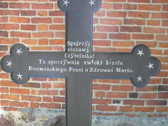 Przykościelny cmentarzyk w Gutkowie (Olsztyn). Napis warmiński.
