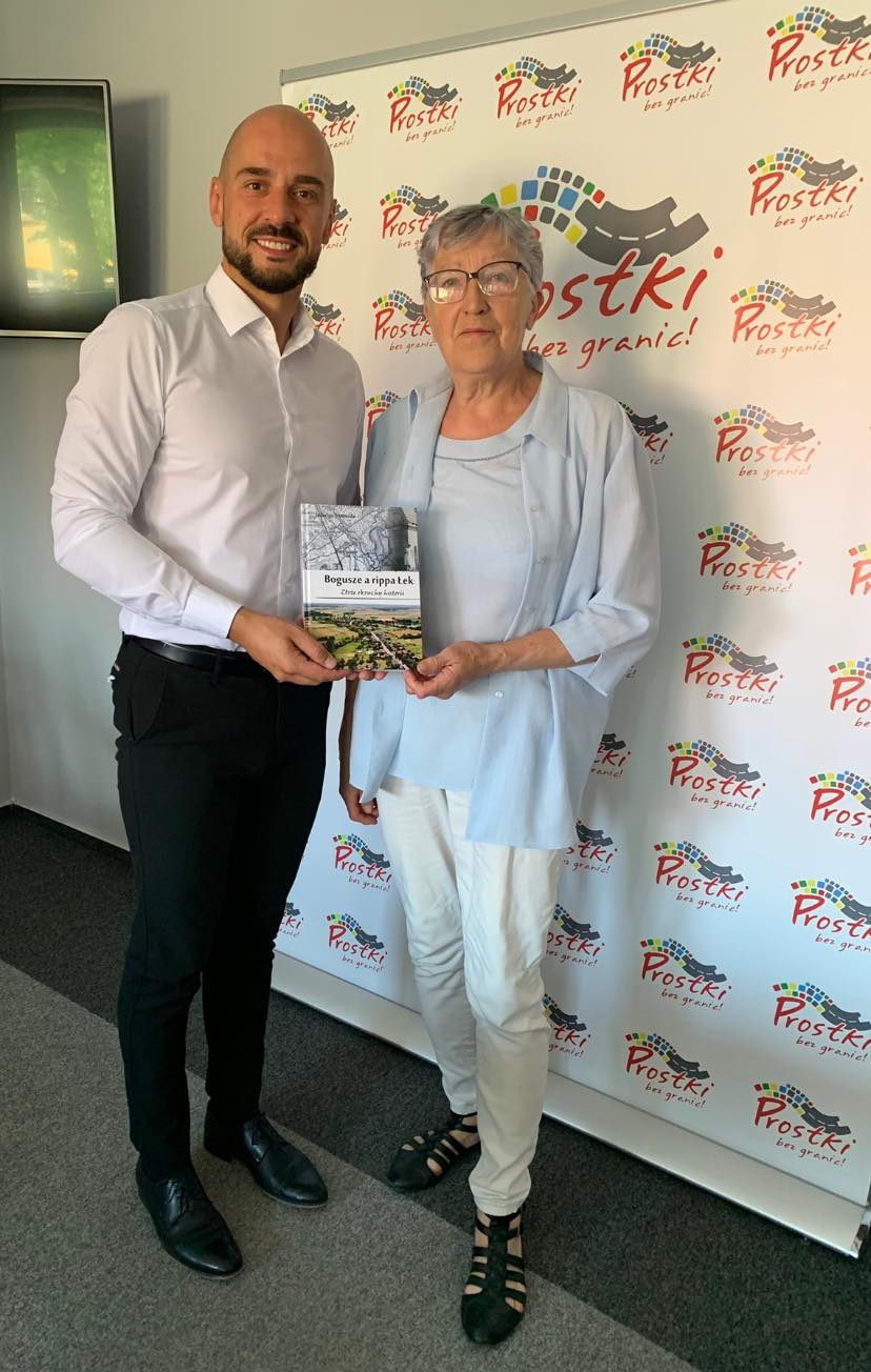 Jadwiga Szmerda i wójt gminy Prostki Rafał Wilczewski z książką autorki
