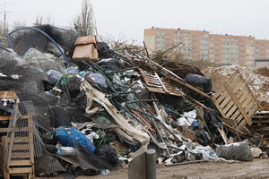 Plac w pobliżu Aquasfery w Olsztynie jak wysypisko śmieci. Co jest powodem? 
