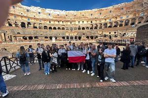 [ZDJĘCIA] Uczniowie AZPO uczcili niepodległość we Włoszech