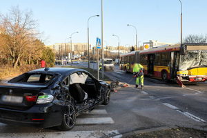 Prokuratura wszczęła śledztwo w sprawie zderzenia autobusu miejskiego z samochodem osobowym w Warszawie