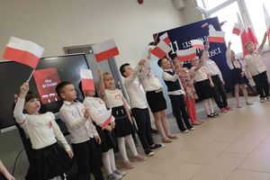 [ZDJĘCIA] Święto Niepodległości w SP w Zajączkowie