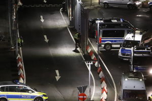 Na lotnisku w Hamburgu mężczyzna przetrzymuje 4-letnią córkę