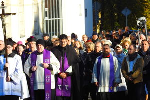 Wierni w procesji przeszli z bazyliki kolegiackiej na cmentarz parafialny