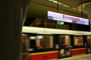 Warszawa/ Podarowane dla Kijowa pociągi metra wożą już pasażerów