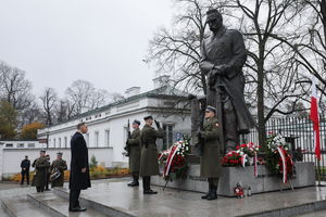 Prezydent Andrzej Duda składa wieńce przed pomnikami Ojców Niepodległości
