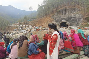 Uratowano wszystkich robotników uwięzionych w zawalonym tunelu w Himalajach