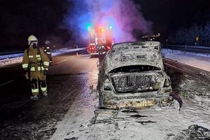 Na S7 doszczętnie spłonął samochód  