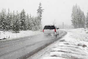 Jak zabezpieczyć samochód przed zimą? Praktyczny niezbędnik dla kierowców