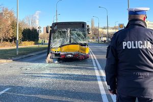 Czołowe zderzenie autobusu z samochodem osobowym, 7 osób zostało rannych