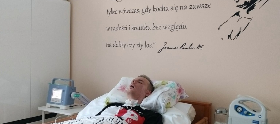 jesienią 2023 r. Piotr wrócił do własnego domu, gdzie opiekują się nim bliscy