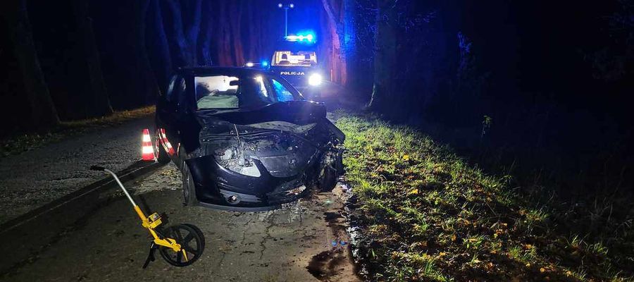 W sobotę 18 listopada na trasie Lelkowo-Głębock z nieznanych przyczyn 69-latek kierujący pojazdem osobowym zjechał na przeciwległy pas ruchu i uderzył w drzewo