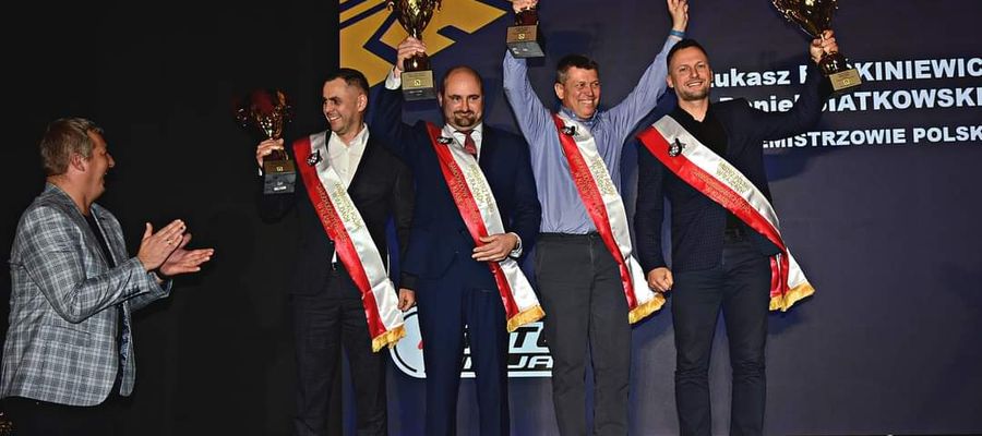 Dwie najlepsze załogi Rajdowych Samochodowych Mistrzostw Polski (od lewej): Daniel Siatkowski (Olsztyn), Łukasz Byśkiniewicz, Grzegorz Grzyb i Adam Binięda (Bartoszyce)
