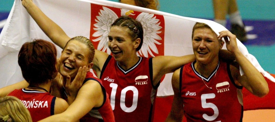 Małgorzata Niemczyk (w środku) z koleżankami po zdobyciu złota mistrzostw Europy 2003