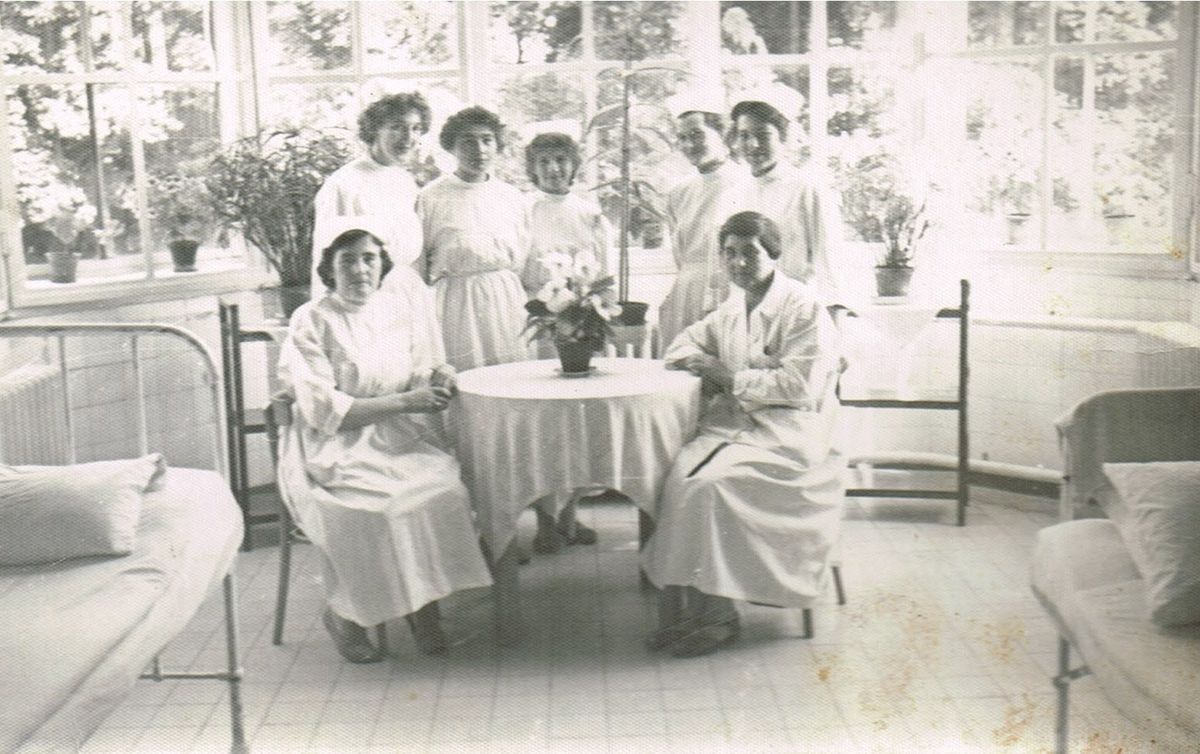Od 1953 w budynku funkcjonuje szpital psychiatryczny. Na zdjęciu dostrzec można jego pierwszą dyrektorkę, Jadwigę Rowińską (na krześle z prawej)