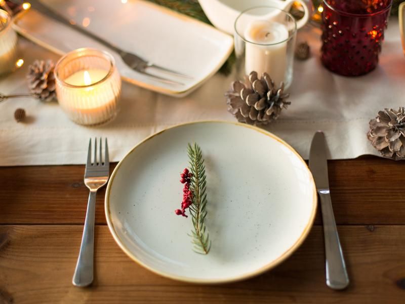 Puste miejsce przy stole podczas Wigilii to jedna z tradycji Bożego Narodzenia, która obecna jest w wielu polskich domach