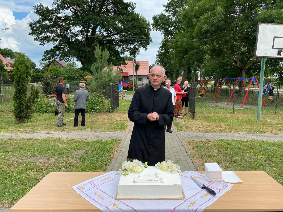Ksiądz Józef Kożuchowski pełni funkcję proboszcza parafii w Kmiecinie od 2007 roku. Jest również autorem kilkudziesięciu publikacji naukowych i wykładowcą akademickim. W 2021 roku obchodził 25-lecie kapłaństwa