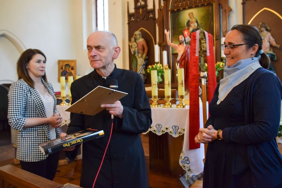 Ksiądz Józef Kożuchowski pełni funkcję proboszcza parafii w Kmiecinie od 2007 roku. Jest również autorem kilkudziesięciu publikacji naukowych i wykładowcą akademickim. W 2021 roku obchodził 25-lecie kapłaństwa

