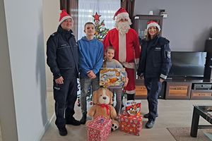 Mikołaje z Komendy Powiatowej Policji w Szczytnie odwiedzili rodziny poległych policjantów