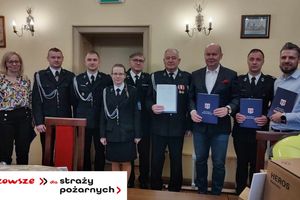 Burmistrz przekazał strażakom sprzęt