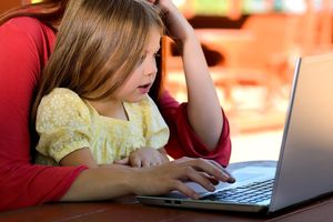 Siedmiolatek bezpieczny w internecie. Czy Chat GPT może pomóc w edukowaniu dzieci o cyberbezpieczeństwie?