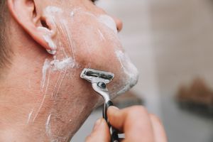 Typowe błędy podczas golenia zarostu… Panowie, sprawdźcie czy robicie to poprawnie!