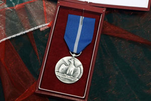 Wojewoda mazowiecki w imieniu prezydenta RP wręczył Danucie Żukowskiej Medal Stulecia Odzyskanej Niepodległości