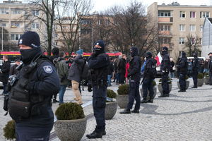 Rewolucja w mediach publicznych: Policja otacza budynek TVP na ulicy Woronicza