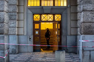Czesi wstrząśnięci tragedią na Uniwersytecie Karola w Pradze; policja wciąż poszukuje motywu działania sprawcy