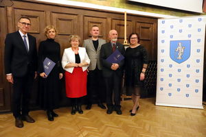 Przedstawiciele Uniwersytetu Warmińsko-Mazurskiego w Olsztynie z nagrodami od prezydenta miasta