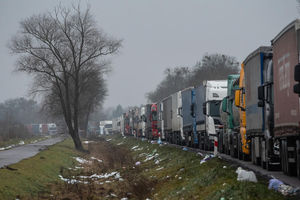  Ponad 2 tys. tirów czeka w liczącej 52 km kolejce do przejścia w Dorohusku