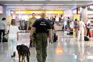 Na lotnisku zatrzymano Ukrainkę poszukiwaną czerwoną notą Interpolu