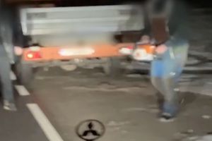 [VIDEO] Agresja drogowa, zaatakowali kierowcę piłą spalinową 