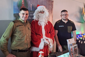 Funkcjonariusze straży granicznej z Warmii i Mazur spotkali się na edukacyjnych Mikołajkach z młodzieżą 