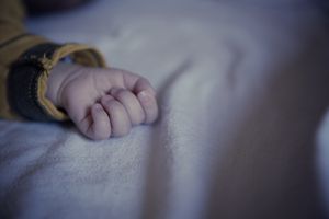 Matka katowała niemowlaka, bo nie urodził się dziewczynką? Sprawa trafiła do olsztyńskiego sądu