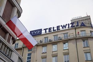 Dwa lata temu „demokratyczny” świat wył w obronie niezagrożonych wolnych mediów w Polsce, a gdy teraz są niszczone, pomaga je dewastować