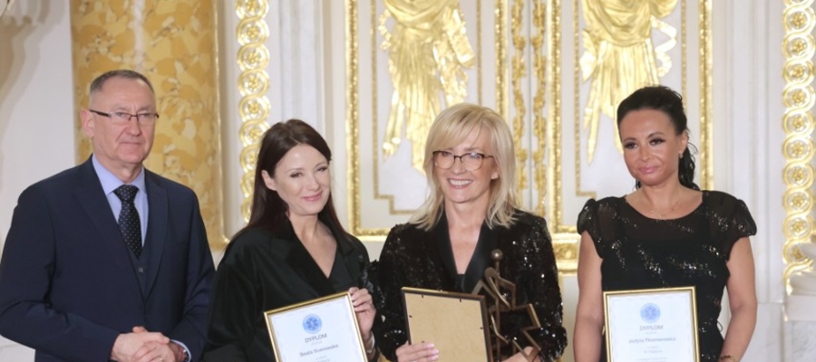 Beata Sosnowska (druga z lewej); laureatka (II miejsce) plebiscytu Hipokrates 2023; 8 XII 23 r.
