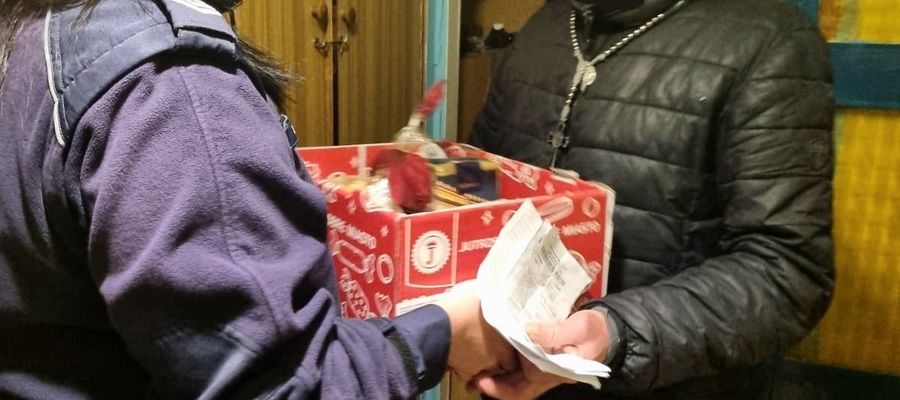 Dzielnicowa ze świątecznym prezentem zapukała do drzwi